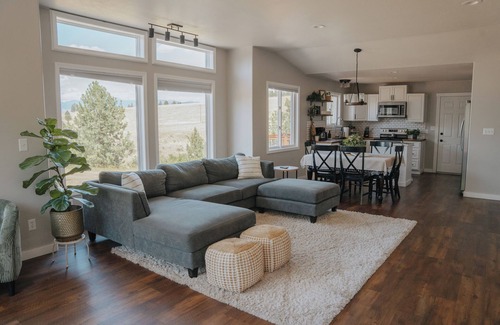 Moose Can Gully House | Modern Missoula home with AC, WiFi, 2-car garage, sleeps 10, & beautiful views!