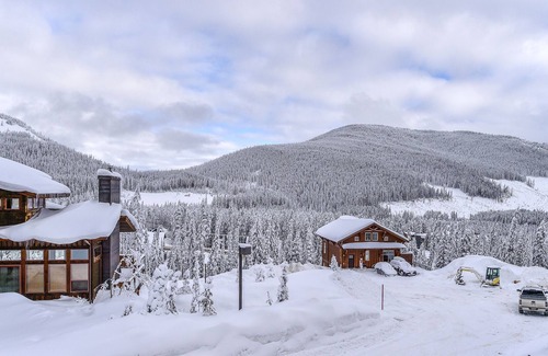 Okanagan-Similkameen Ski Chalet | Modern Mountain Chalet at Apex Resort