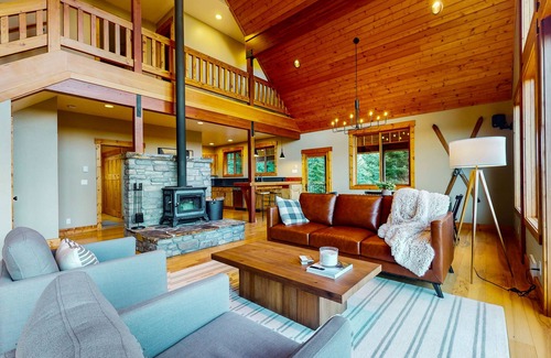 Cle Elum Cabin | Modern mountain home with two cabins, hot tub & stunning views