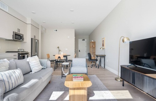Sunnyvale West Apartment | Modern Mountain View 1BR w/Gym, Pool & W/D, nr 84 & 101, by Blueground