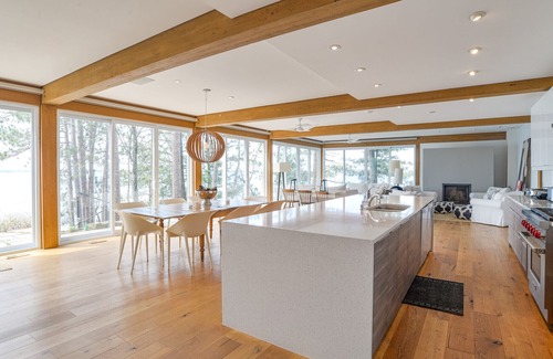 Bracebridge Cottage | Modern Muskoka! Sunsets And Views! Executive Luxury, Glass House! S/W views