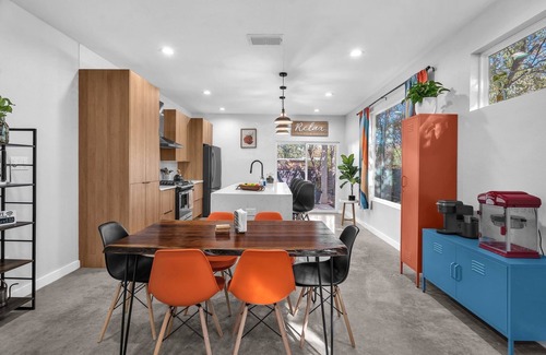 Pecan Valley House | 🌺 MODERN NATURE - 2 STORY DOWNTOWN DELIGHT 🌼