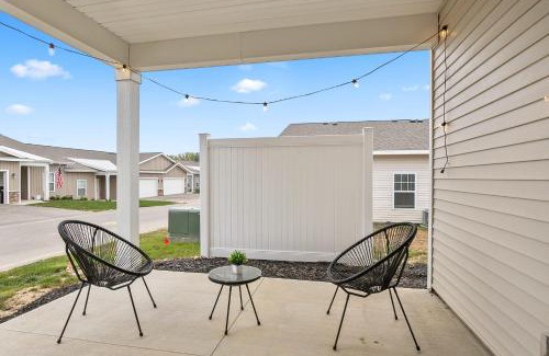Grandville House | Modern New Build 2BR 2BA Condo w Garage and Patio