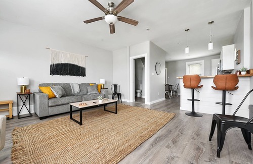 South Side Slopes House | Modern Newly Renovated Duplex 6BR/3BR Sleeps 16