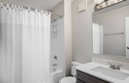 Oak Park Apartment | Modern Oak Park 1BR w/ Lounge & Rooftop, 3 blocks to L, by Blueground