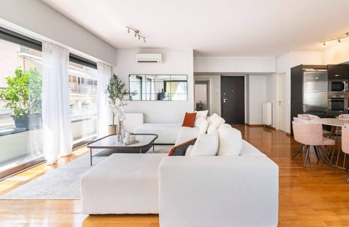 Kinosargous Apartment | Modern Oasis Build on Acropolis Ruins Free Parking