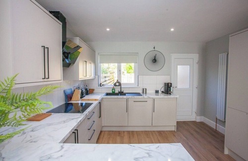 Glasgow House | Modern Oasis in Prime Location