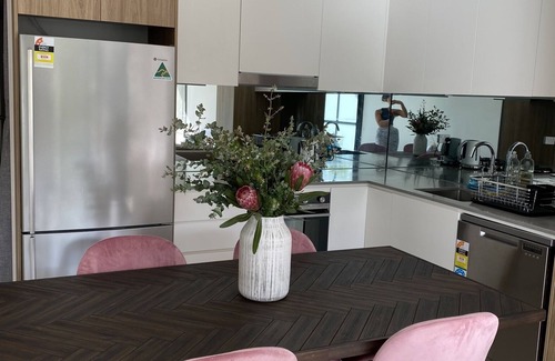 Waterloo Apartment | Modern one-bedroom apartment in Sydney - 20 minutes from Bondi Beach!