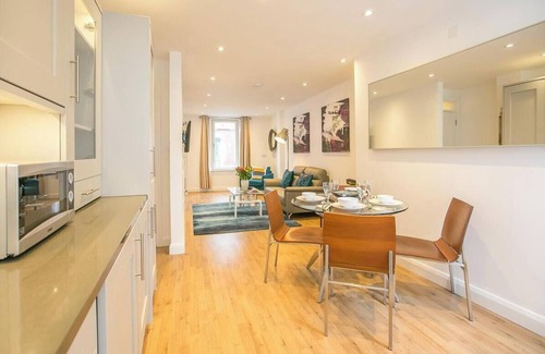 Grand Canal Dock Apartment | Modern Ormeau Street 3 Bedroom Apartment