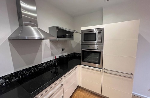 Canary Wharf Apartment | Modern penthouse w/an amazing view of the city of London – close to the Center.