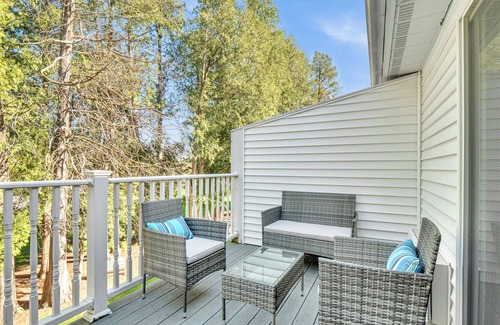 Elkhart Lake Villa | Modern Pet Friendly Courtyard View