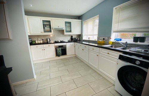 Stevenage House | Modern-PetFriendly-privateGarden-Family-20MinToLDN