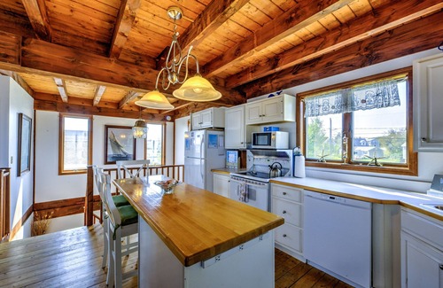 Sandwich House | Modern Post & Beam with Stunning Bay Views