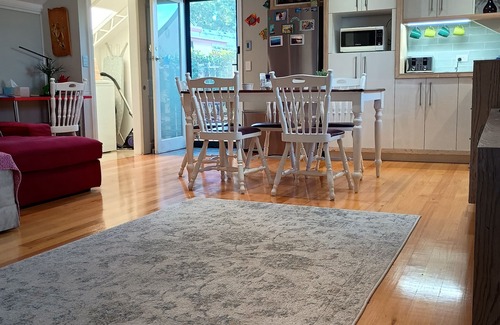 Yagoona Apartment | Modern private and peaceful "Fonzy"nCentral located popular events