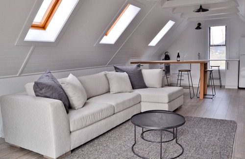 Wanaka Apartment | Modern private and quiet apartment, centrally located. Garden and mountain views