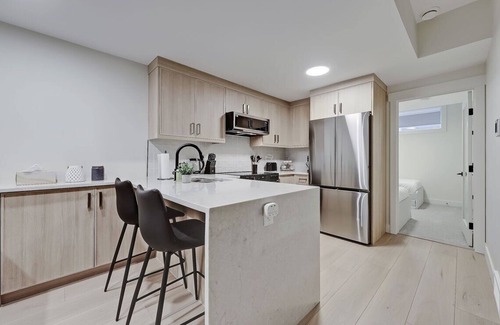 Northwest Calgary House | Modern & Relaxing Suite - Full Kitchen - King Bed + 2 Twin Beds - Pet Friendly!n