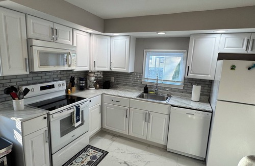 West Haven Apartment | Modern renovated 1bdr/king bed