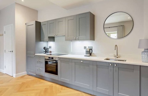 Harrogate Cottage | Modern renovated courtyard house * sleeps 5 * Free Parking* High Speed WiFi