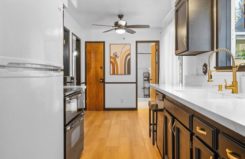 Woodlands Cabin | Modern Retreat - Hiking Trails, Mini-Golf & Views