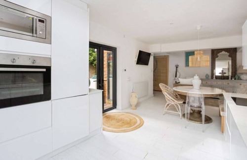 Horsmonden House | Modern Retreat in Kent Countryside