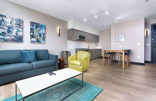 Berkeley Hotel | Modern Retreat w/Balcony Views + Stunning Rooftop Patio