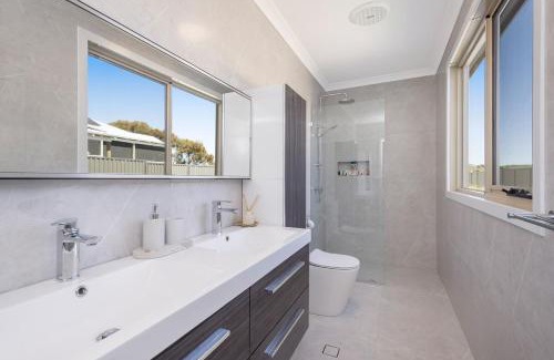 Nunile House | Modern Retreat with Stunning Panoramic Views