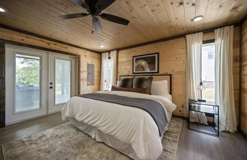 Golden House | Modern Riverfront, Starlink, Hot Tub, Broken Bow, Roulette