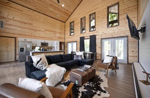 Golden House | Modern Riverfront, Starlink, Hot Tub, Broken Bow, Roulette