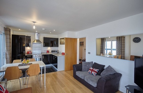 Peninsula Apartment | Modern riverside 2 BR apartment 0110