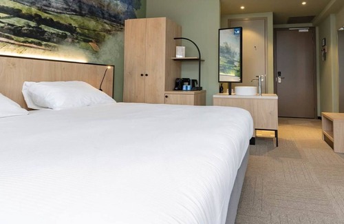 Marknesse Hotel | Modern Room Ideal for Exploration of Batavia Fashion Outlet - 3 Units