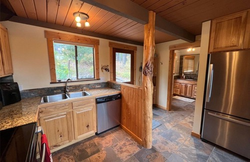 Cle Elum Cabin | Modern rustic cabin w/room to spread out & relax - 5 mins from Lake Cle Elum!
