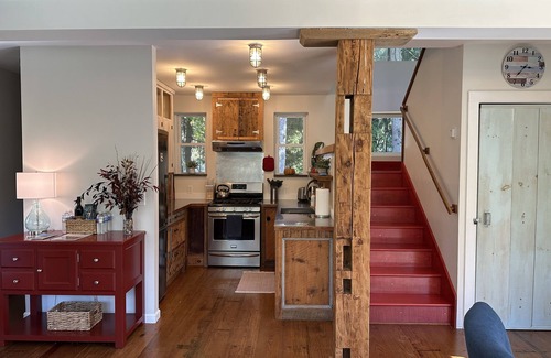 Ithaca House | Modern Rustic Retreat- King bed, hot tub, wineries, waterfalls, hiking, Cornell