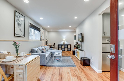North College Park Apartment | Modern Seattle Apartment ~ 2 Mi to Green Lake!