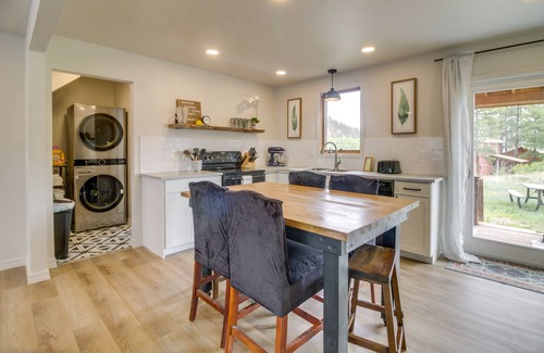 Ponderosa Pines House | Modern South Fork Vacation Rental w/Deck & Grill!