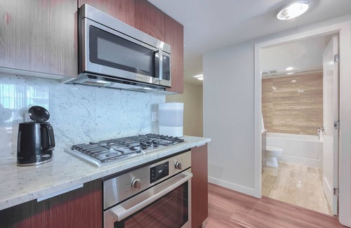Golden Village Condo | Modern & Spacious 1.5 BDR Condo near YVR & Costco