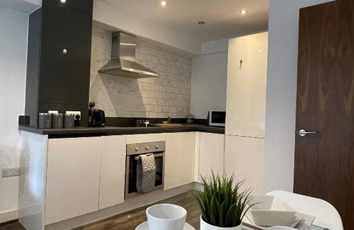 Bordesley Apartment | Modern Spacious 1 Bed Flat In Birmingham City Centre With Free Parking, Fast Free WiFi And Netflix