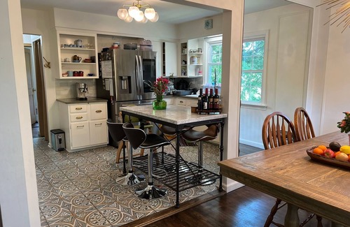 Ardsley House | Modern & Spacious 3-Bedroom Home Family-Friendly Fireplace Patio & BBQ