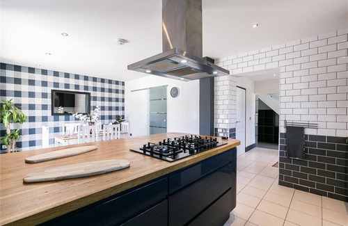 Dunbar House | Modern Spacious 4 Bedroom Property in Desirable Part of Town