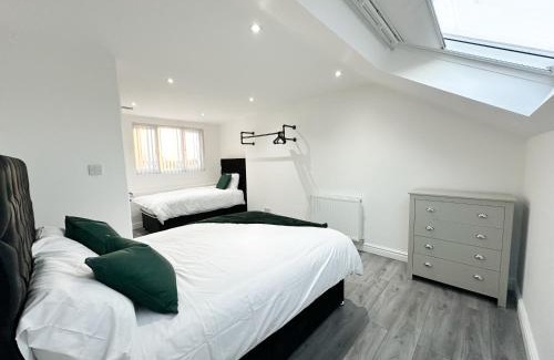 Liverpool House | Modern & Spacious, 4 BR , 9ppl FREE WIFI & Parking