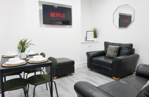 Liverpool House | Modern & Spacious, 4 BR , 9ppl FREE WIFI & Parking