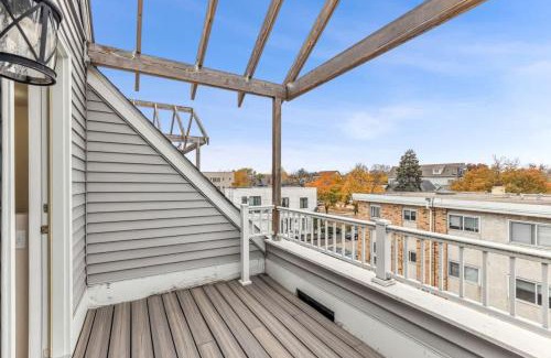 Lyn-Lake House | Modern Spacious 5 Bed 4 Bath Home Near Downtown