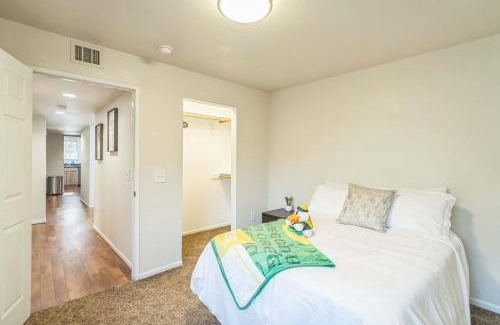 Harlow Apartment | Modern & Spacious Apartment Just 5 Mins from DT
