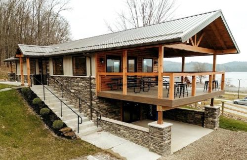 Scio House | Modern Spacious Cabin with Jacuzzi and Panoramic Views in Ohio