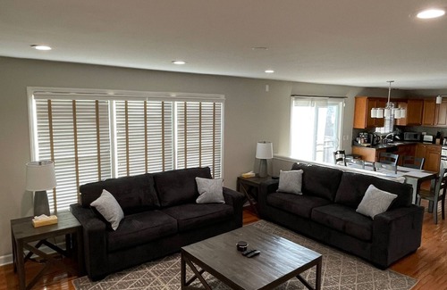 Bolingbrook House | Modern, Spacious, & Convenient 4 BR/3.5 BA Home minutes from golf & shopping