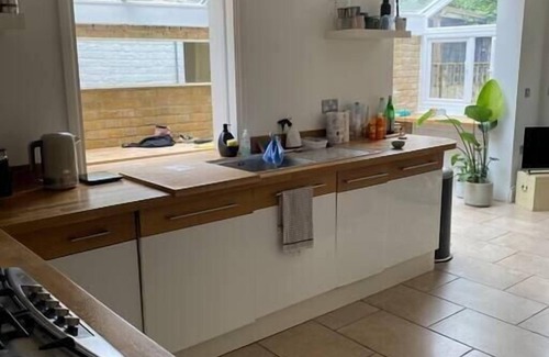 Southfields Apartment | Modern, Spacious 1 Bedroom Garden Flat SW18