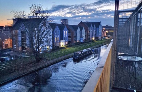 Coventry House | Modern Spacious House by the Canal within a 5min drive of Coventry City Centre.