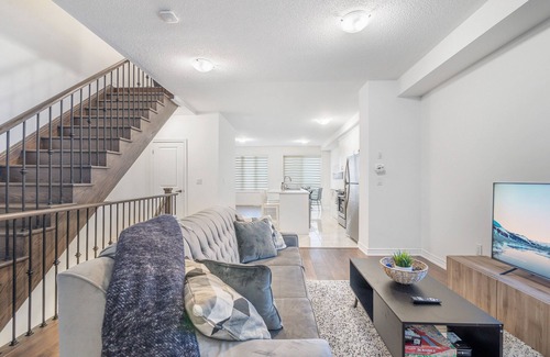 Brampton House | Modern & Spacious Luxe 3 BR Townhome