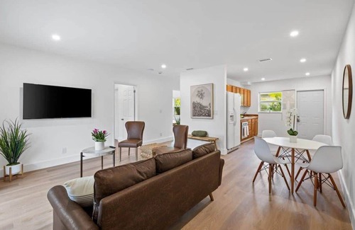 Sailboat Bend Apartment | Modern Stay Condo- 2 bed 1 bath Near Riverwalk