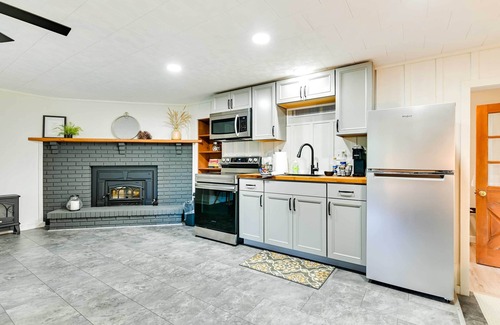Ballston Spa Apartment | Modern Studio < 13 Mi to Saratoga Racetrack!