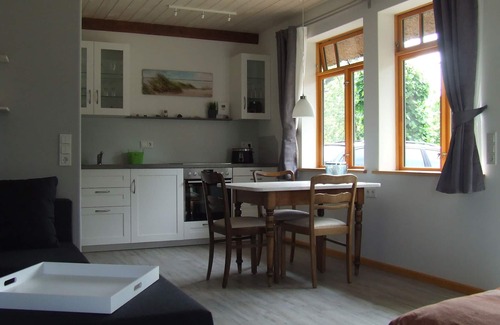 Quarnbek Apartment | Modern studio apartment under thatch